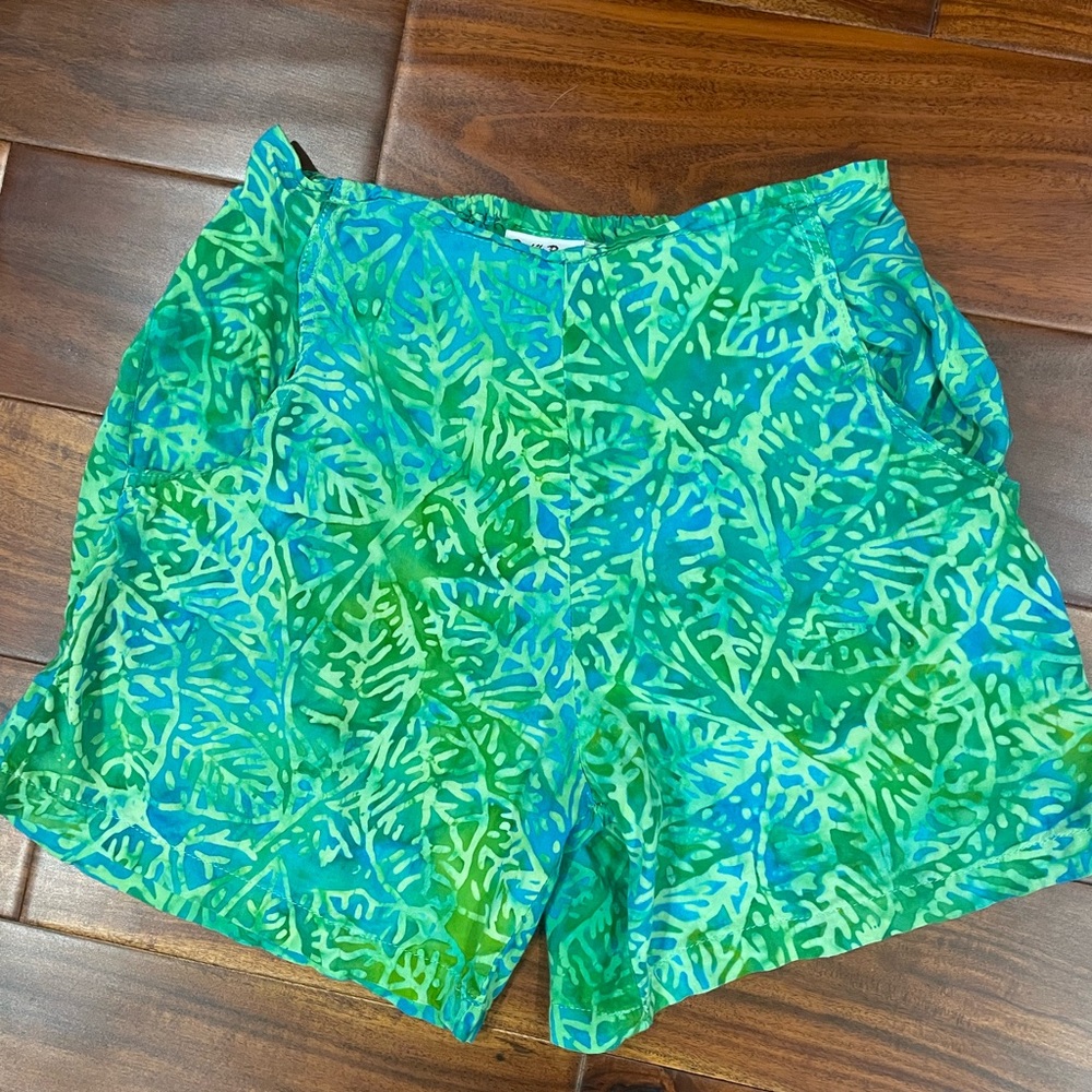 Batik Bali Women’s Vibrant Green Leaf Print Shorts, S,
14” Length